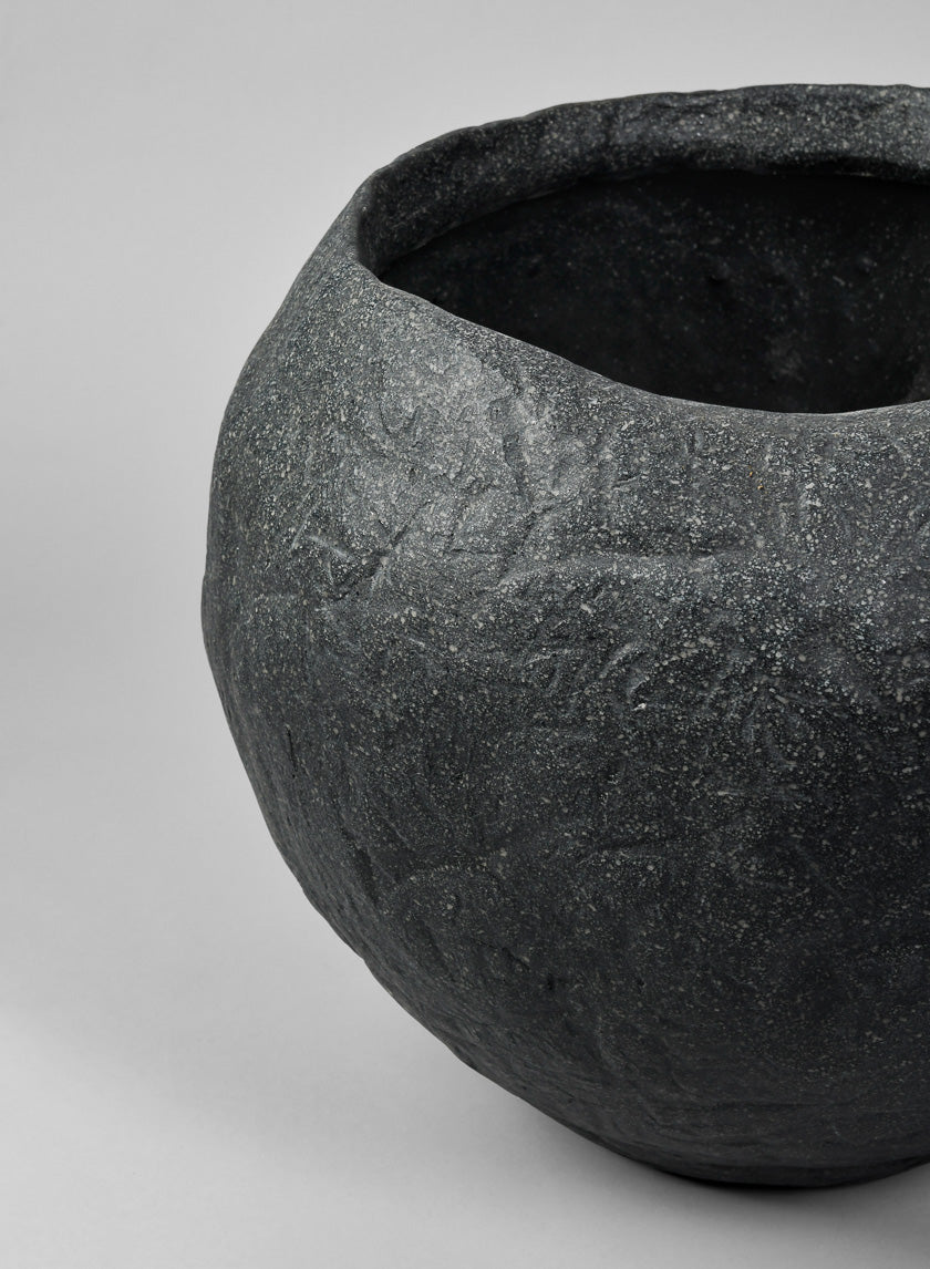 Shirak Poly-Stone Rough Black Planter Decor Jamaligarden