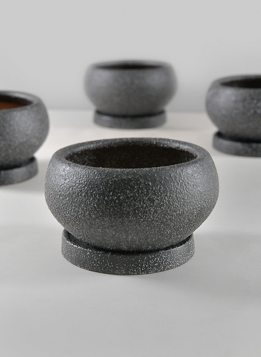 4.5in Wide Vasteras Sand Black Low Pot with Saucer Decor Jamaligarden