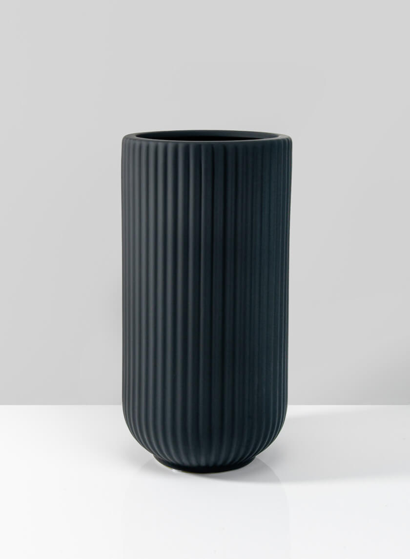 9.5in Tall Oslo Black Vase, Medium Decor Jamaligarden